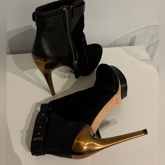 New💥BCBGMaxazria ankle boots, black suede, size 6 - Picture 3 of 6